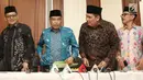 Ketum PBNU Said Aqil Siradj (dua kiri) saat jumpa pers terkait pembakaran bendera HTI di Kantor PBNU, Jakarta, Rabu (24/10). PBNU menyayangkan aparat keamanan yang kecolongan dengan tidak menindak pengibaran bendara HTI. (Liputan6.com/Herman Zakharia)