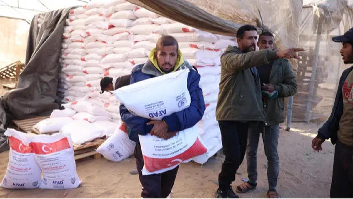 Berdesakan, Pengungsi Palestina di Gaza Antre Demi Sekantong Tepung