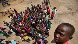 Anak-anak pengungsi Sudan Selatan berpose saat di Foto oleh fotografer di halaman sekolah pembibitan Ombechi di Bidi Bidi, Uganda, (5/6). Bidi-Bidi menampung para pengungsi yang melarikan diri dari perang saudara di Sudan Selatan. (AP Photo/Ben Curtis)