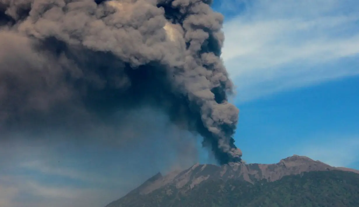 Kepulan awan panas Gunung Raung membumbung ke angkasa yang terlihat dari Kabupaten Bondowoso, Jatim, Minggu (12/7). Gunung Raung terus menunjukkan aktivitas vulkaniknya dan menyebabkan terjadi hujan abu tipis di sejumlah wilayah. (AFP PHOTO/WIDARSHA)