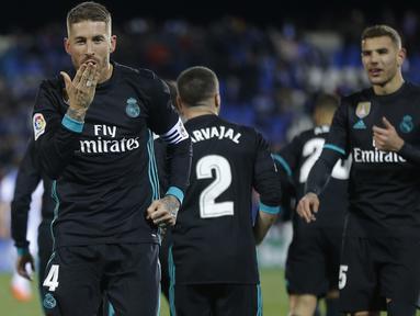 Kapten Real Madrid, Sergio Ramos memberikan salam usai membobol gawang Leganes pada lanjutan La Liga Santander di Butarque stadium, Leganes, (21/2/2018). Real Madrid menang 3-1.  (AP/Francisco Seco)