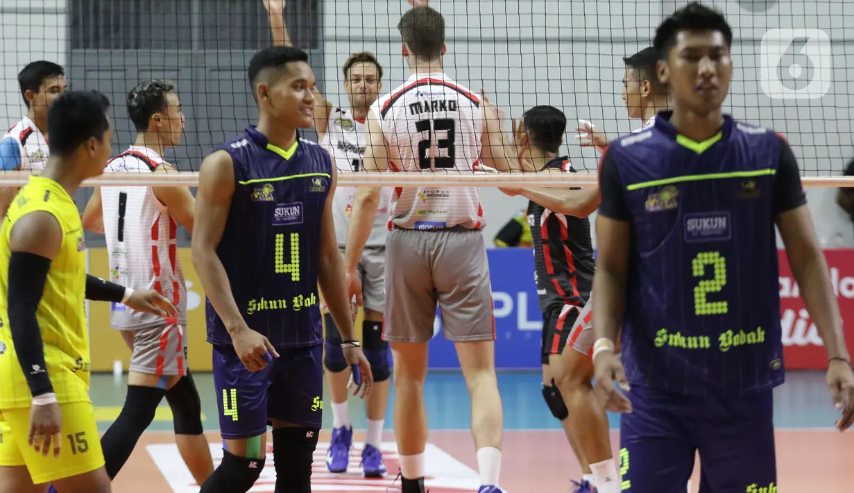 Pevoli putra Surabaya Bhayangkara Samator merayakan poin saat melawan Kudus Sukun Badak dalam pertandingan PLN Mobile Proliga 2022 di Padepokan Voli Jenderal Polisi Kunarto, Sentul, Bogor, Minggu (9/1/2022). Surabaya Bhayangkara Samator unggul 3-1. (Liputan6.com/Helmi Fithriansyah)