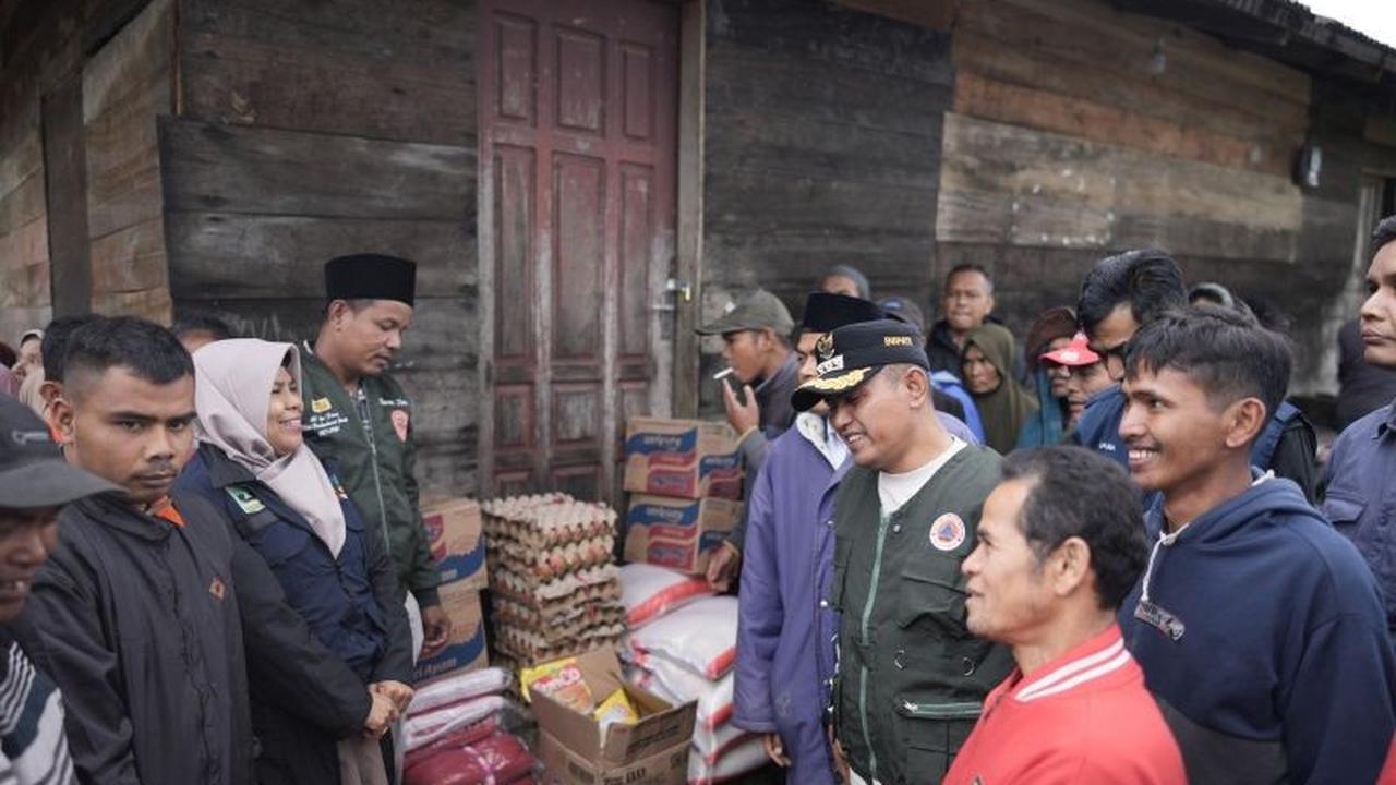 Bupati Solok Salurkan Bantuan Banjir dan Longsor, Pastikan Kebutuhan Warga Terdampak Terpenuhi