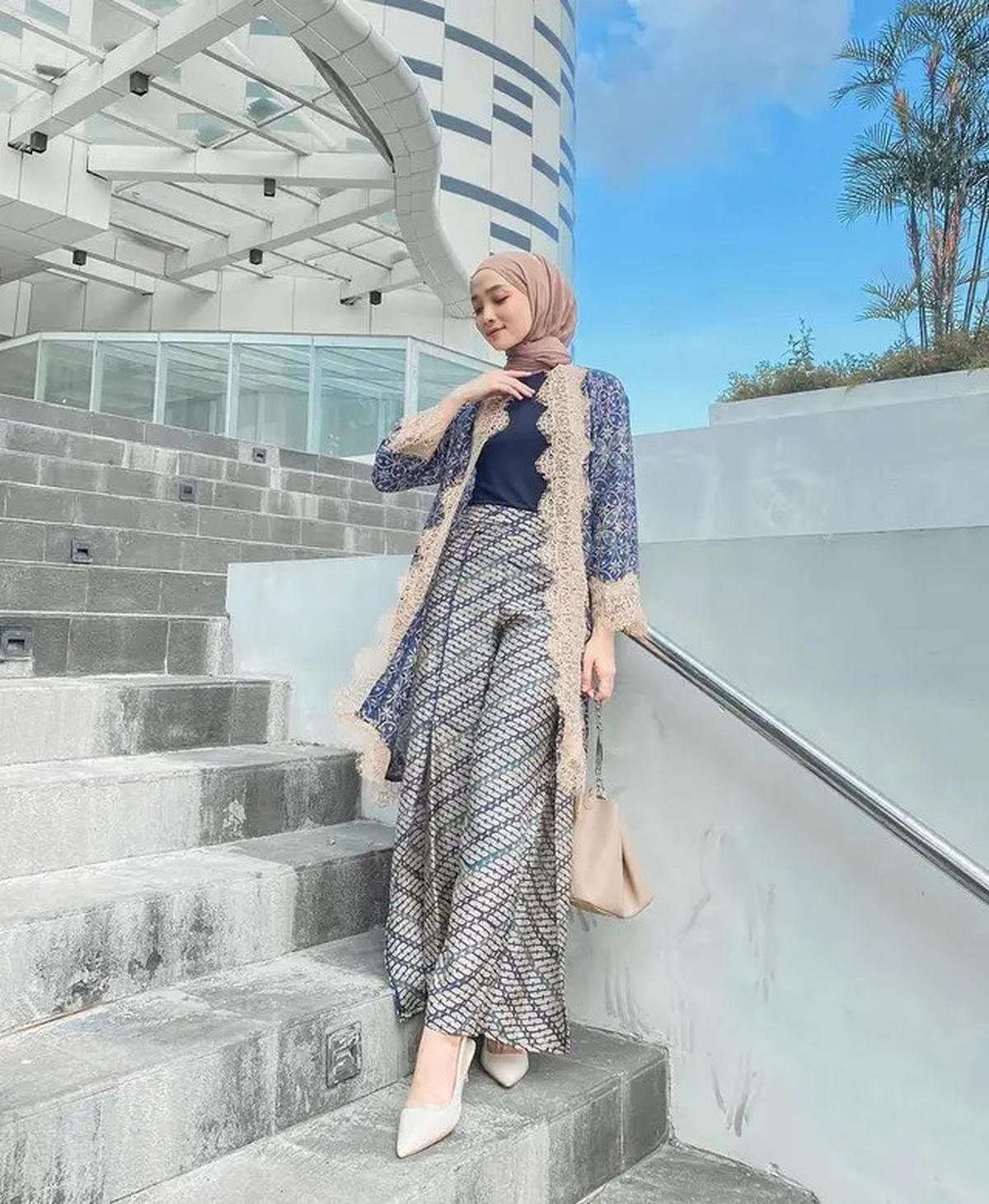5 Model Atasan Brokat Simple Elegan, Anti Norak