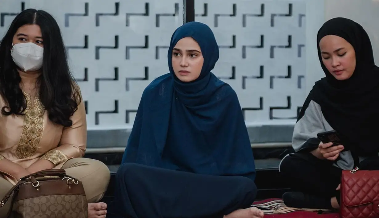 Di momen tersebut, Syifa tampil berbeda dengan mengenakan hijab dan busana syar'i. (Instagram/syifahadjureal).
