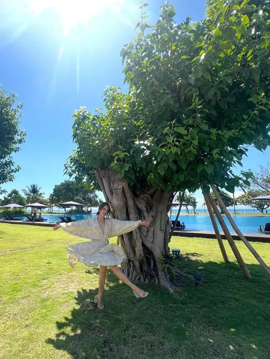 Dengan dress yang nyaris serupa, Cinta Laura hadirkan pesona eksotis dan elegan yang berbeda [@claurakiehl]