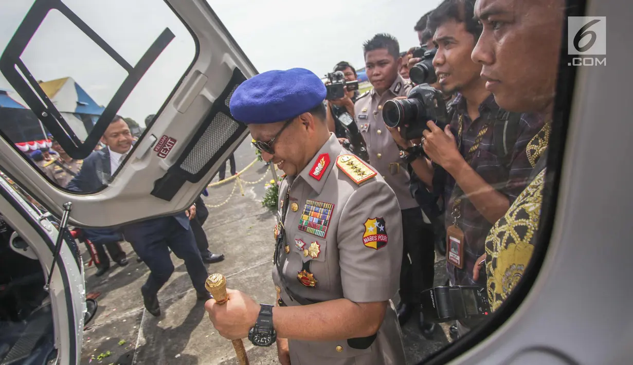 Kapolri Jenderal Tito Karnavian saat melihat helikopter jenis Bell 429 IGW dari PT Multi Pasific California usai menghadiri  HUT Korpolairud ke-67 di lapangan udara, Pondok Cabe, Tangerang, Selasa (5/11). (Liputan6.com/Faizal Fanani)