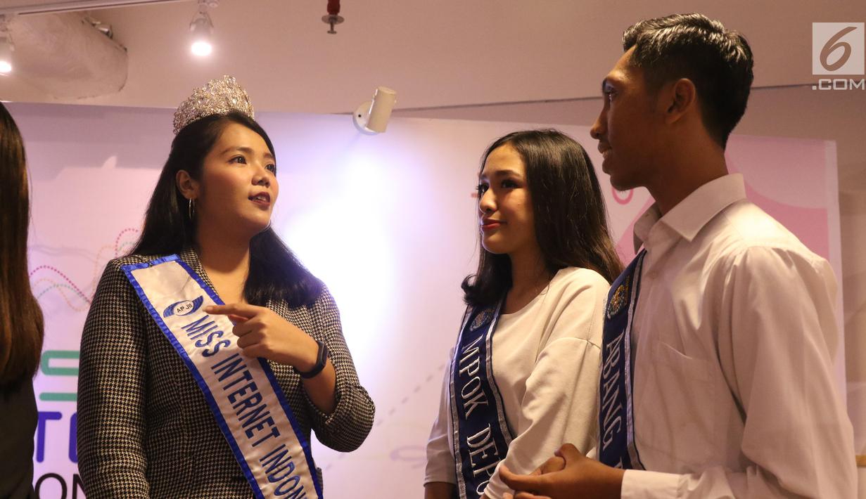 Miss Internet Indonesia 2018 Nathasya Juli Silaen berbincang bersama dengan anak anak muda saat Media & Influencer Gathering Miss Internet 2019 di Go Works Setiabudi, Setiabudi Building 2 Kuningan, Jakarta Selatan, Rabu (19/9/2019). (Liputan6.com/Angga Yuniar)