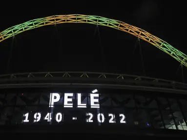 Lengkungan Stadion Wembley di London, Kamis (29/10/2022), menyala dengan warna bendera Brasil setelah mantan legenda sepak bola Brasil, Pele meninggal dunia. Sebelum kepergiannya, Pele menjalani perawatan intensif di rumah sakit Albert Einstein, Sao Paulo selama satu bulan terakhir untuk berjuang sembuh dari kanker usus yang dideritanya sejak 2021. (AP Photo/PA/Kieran Cleeves)