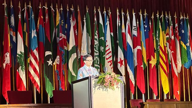 Menteri Luar Negeri RI Retno Marsudi dalam acara Pernyataan Pers Menteri Luar Negeri (PPTM) di Gedung Merdeka, Bandung, Senin (8/1/2024). (Liputan6/Benedikta Miranti)