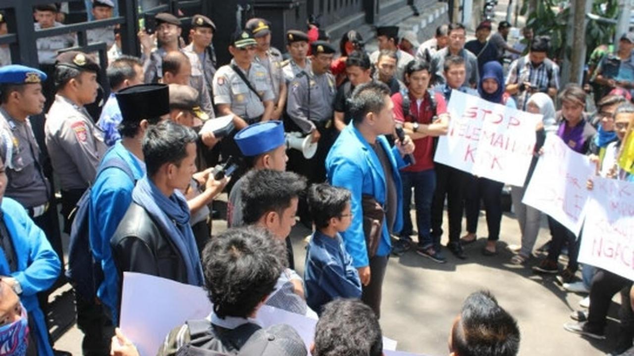 Massa PMII gelar demo setahun Jokowi-JK di DPRD Malang