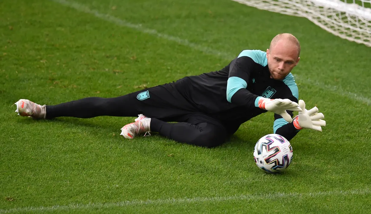 Kiper timnas Austria Alexander Schlager mengambil bagian dalam sesi latihan mereka di National Arena di Bucharest, Sabtu (12/6/2021). Timnas Austria akan berhadapan dengan sang debutan Makedonia Utara di matchday 1 Grup C Euro 2020, Minggu (13/6) malam pukul 23.00 WIB. (Mihai BARBU/POOL/AFP)