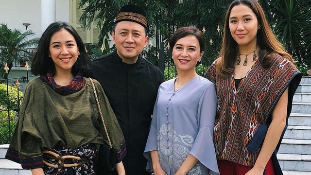6 Pesona Luki Ariani, Ibunda Sherina Munaf yang Awet Muda ...