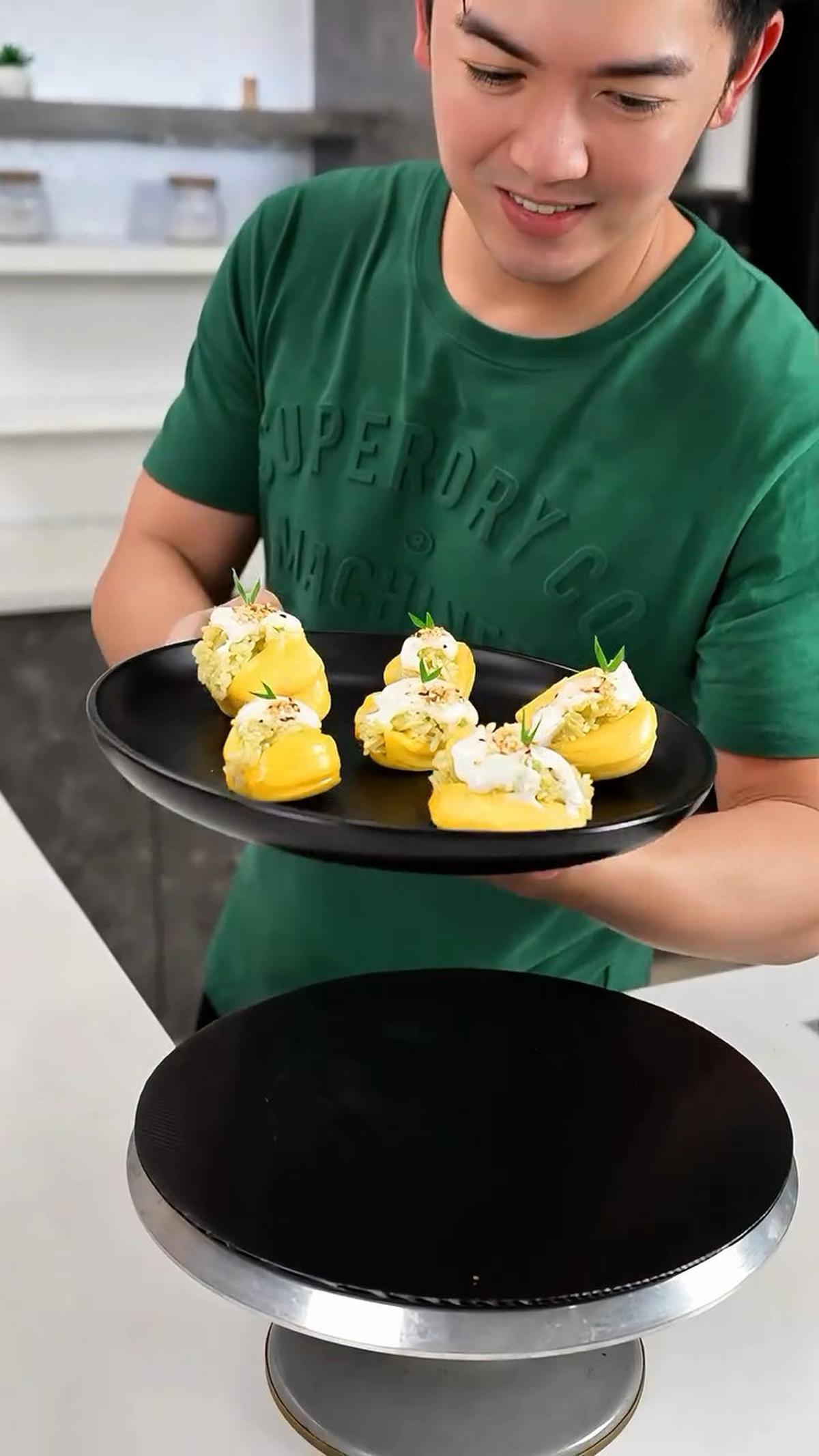 5 Potret Nicky Tirta Bikin Jackfruit Sticky Rice, Jadi Sajian untuk Buka Puasa