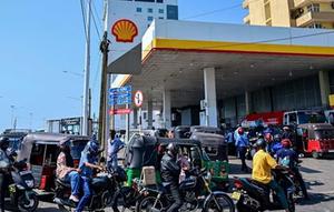 Para pengendara mengantre untuk mengisi bahan bakar kendaraan mereka di sebuah stasiun pengisian bahan bakar di Wellawatte, pinggiran Kota Kolombo, Sri Lanka, pada Senin (16/3/2026). (Dok. AFP/Ishara S. Kodikara)