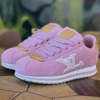 J-Hope dari BTS dan rumah mode mewah Louis Vuitton hadirkan koleksi sneakers bernuansa pink.