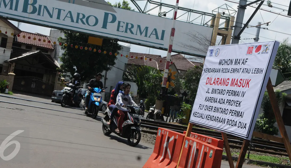 Pemotor melintasi perlintasan kereta api di kawasan Bintaro, Jakarta, Minggu (19/3). Per 1 April arus lalu lintas akan dialihkan karena ada proyek pembangunan fly over Binatro. (Liputan6.com/Helmi Afandi)