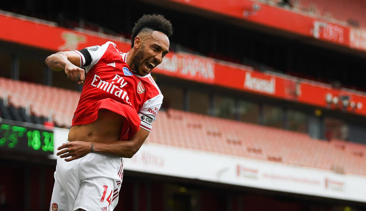Striker Arsenal, Pierre-Emerick Aubameyang, merayakan gol yang dicetaknya ke gawang Norwich City pada laga lanjutan Premier League pekan ke-32 di Emirates Stadium, Kamis (2/7/2020) dini hari WIB. Arsenal menang 4-0 atas Norwich City. (AFP/Shaun Botterill/pool)