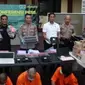 Kapolres Probolinggo Kota AKBP Wadi Sa’bani  (Tengah) tunjukan barang bukti kriminalitas IT dengan Modus Ilegal Akses (Istimewa)