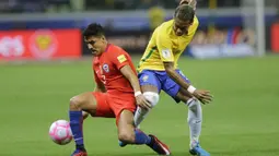 Bintang Arsenal dan Chile, Alexis Sanchez (kiri) menjadi salah satu pemain kelas dunia yang hanya menjadi penonton saat Piala Dunia 2018. Sanchez gagal tampil setelah Chile hanya menempati peringkat keenam klasemen zona CONMEBOL. (AP/Nelson Antoine)