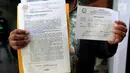 Masyarakat Anti Korupsi Indonesia (Maki) menunjukan surat pelopran Pimpinan DPR Ke Mahkamah Kehormatan Dewan (MKD), di Gedung Nusantara I, Jakarta, Rabu (13/9). Dalam pelaporannya Maki melaporkan Wakil Ketua DPR Fadli Zon. (Liputan6.com/Johan Tallo)