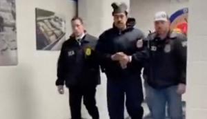 Screengrab ini, yang diambil dari akun X Rapid Response 47, akun respons cepat resmi Gedung Putih, menunjukkan Presiden Venezuela, Nicolas Maduro (C), dikawal oleh agen DEA di dalam markas besar Badan Penegakan Narkoba AS (DEA) di Lower Manhattan, New York, pada 3 Januari 2026. (Akun X Rapid Response 47/AFP)