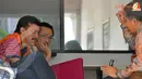 Andi tampak berbincang-bincang di Rutan KPK, Jakarta. Andi resmi ditahan pada Kamis (17/07/13) kemarin dalam kasus Hambalang.(Liputan6.com/ Abdul Aziz Prastowo)
