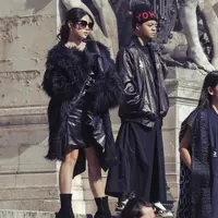 Tampil kompak memakai busana berwarna hitam bareng rombongan, Wendy terlihat super modis memadukan fur jacket, leather skirt, dan sepatu boots. (Instagram/wendywalters).