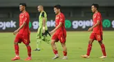 Persija Jakarta gagal mempertahankan keunggulan pada masa injury time babak kedua hingga harus menerima hasil imbang 2-2 saat dijamu Bhayangkara FC pada laga pekan ke-20 BRI Liga 1 2023/2024 di Stadion Patriot Candrabhaga, Bekasi, Senin (27/11/2023). Sempat tertinggal lebih dahulu lewat gol Matias Mier pada menit ke-24, Persija mampu membalikkan keadaan dengan mencetak dua gol melalui Aji Kusuma (52') dan Ryo Matsumura (63'). Gol pamungkas yang membuat Persija gagal meraih tiga poin dalam laga ini dicetak oleh Muhammad Ragil saat injury time babak kedua memasuki menit pertama dari total lima menit tambahan waktu. (Bola.com/M Iqbal Ichsan)