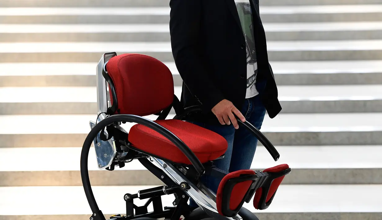 Mario Vigentini berpose dengan kursi roda temuannya, MarioWay, di Taman Ilmiah dan Teknologi "Kilometro Rosso", Italia, 19 Juli 2017. MarioWay merupakan kursi roda listrik berteknologi canggih yang dapat dijalankan tanpa kendali tangan (MIGUEL MEDINA/AFP)
