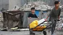 Wilayah Gaza mengalami kondisi kekurangan air bersih yang parah akibat penghancuran sumber daya air seperti sumur, waduk, dan fasilitas pemurnian air oleh Israel sejak 7 Oktober 2023 lalu. (BASHAR TALEB/AFP)