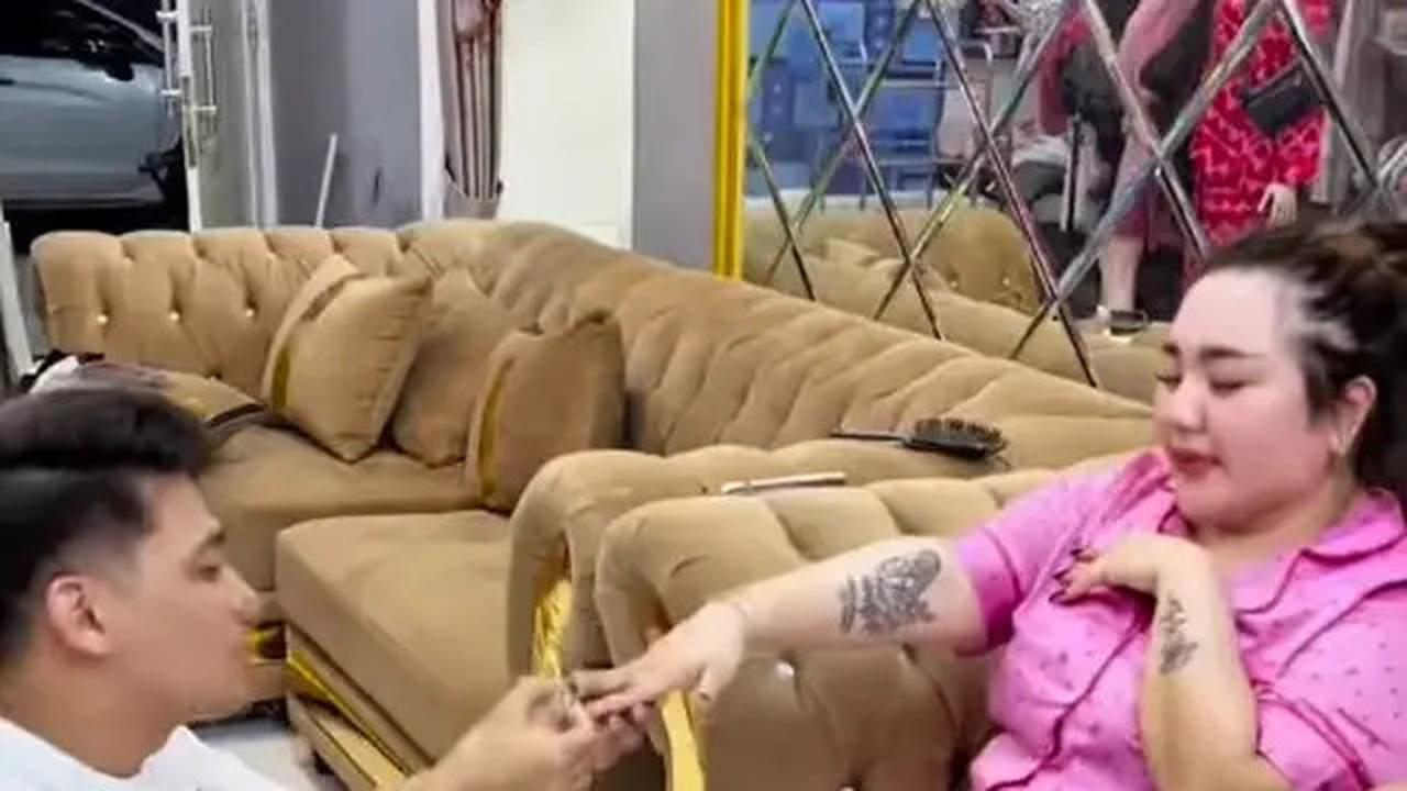 7 Penampakan Ruang Tamu Kecil Lisa Mariana, Cermin Unik jadi Siasat Ruangan Tampak Luas