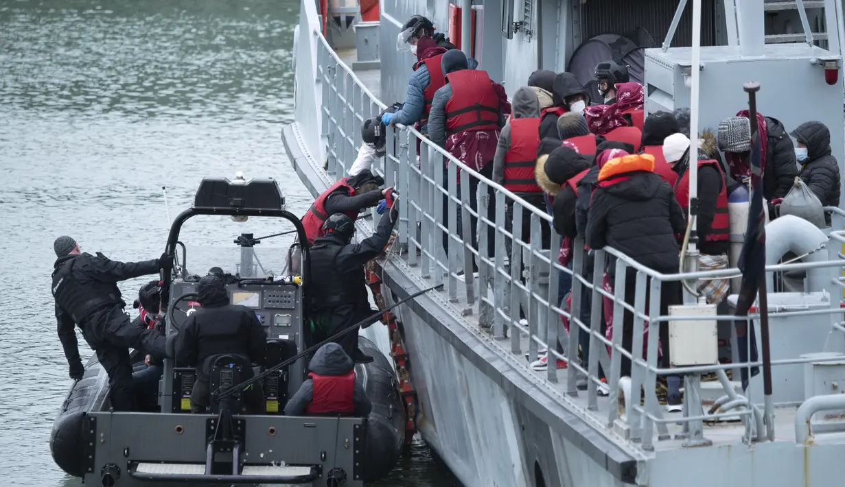 Kapal patroli Pasukan Perbatasan Inggris HMC Valiant membawa para migran yang dijemput di laut setibanya di Marina di Dover, Inggris tenggara (24/11/2021). Meskipun ada peringatan bahaya di jalur pelayaran antara Prancis utara dan Inggris selatan, para migran tetap menyebrang. (AFP/Ben Stansall)