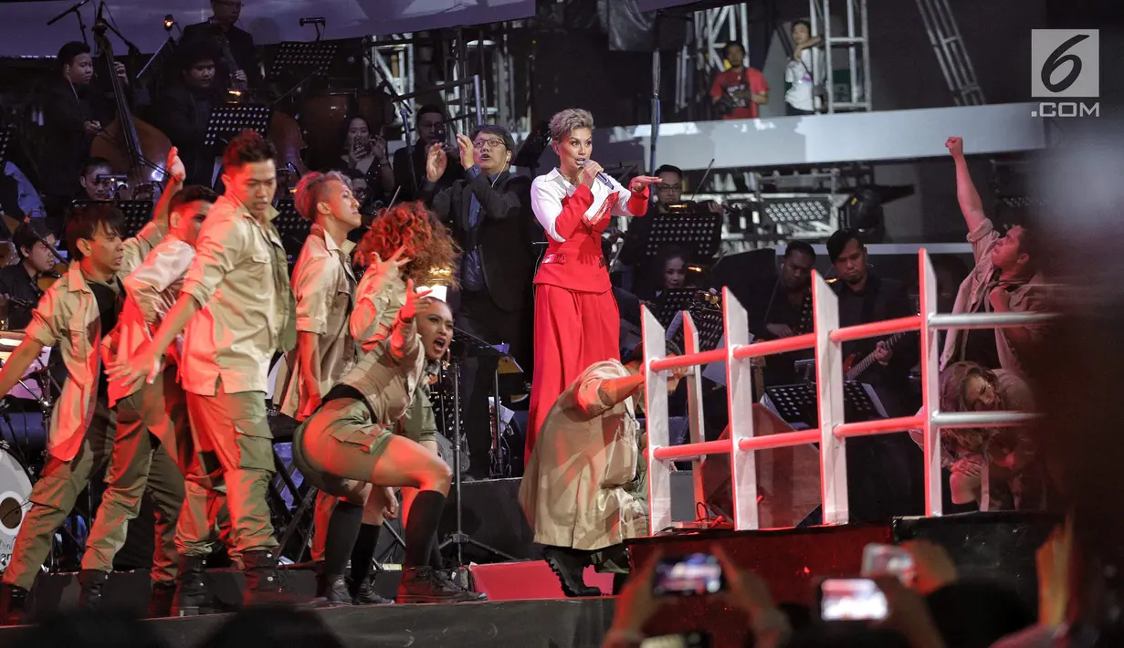 Aksi Agnez Mo saat tampil dalam malam puncak HUT ke-28 SCTV di ICE BSD, Tangerang, Banten, Jumat (24/8). Tema yang diusung dalam Hut ke-28 SCTV adalah The Greatest Celebration. (Liputan6.com/Faizal Fanani)