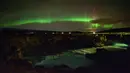 Langit berhias aurora borealis atau Cahaya Utara terlihat di atas Thingeyjarsveit dan sungai Sprengisandur di Islandia, 14 Oktober 2018. Aurora borealis selalu terjadi di antara September dan Oktober; dan Maret dan April. (Mariana SUAREZ/AFP)