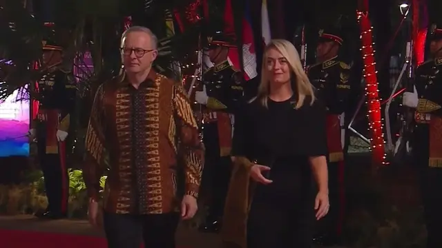 Perdana Menteri Australia Anthony Albanese yang menganakan batik lengan panjang warna cokelat.