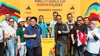 Ketua Umum PSSI, Erick Thohir dan Wali Kota Surabaya, Eri Cahyadi saat menghadiri acara Trophy Experience Piala Dunia U-17 2023 yang berlangsung di Balai Pemuda Surabaya, Minggu (29/10/2023). (Bola.com/Aditya Wany)