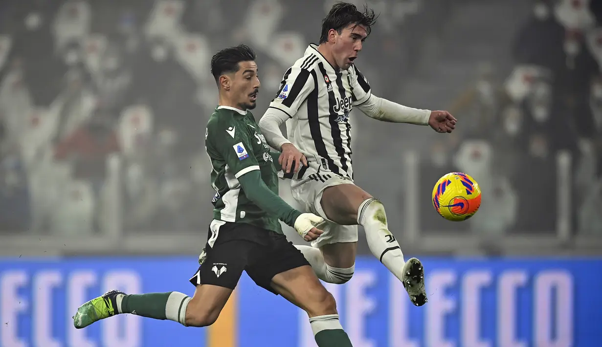 Terus dikepung, Juventus sesekali melancarkan serangan balik dan sempat memperoleh peluang menanmbah gol melalui sontekan Dusan Vlahovic yang sayangnya masih belum mengarah tepat ke mulut gawang. Hingga babak pertama usai, skor 1-0 tetap bertahan. (La Presse via AP/Fabio Ferrari)