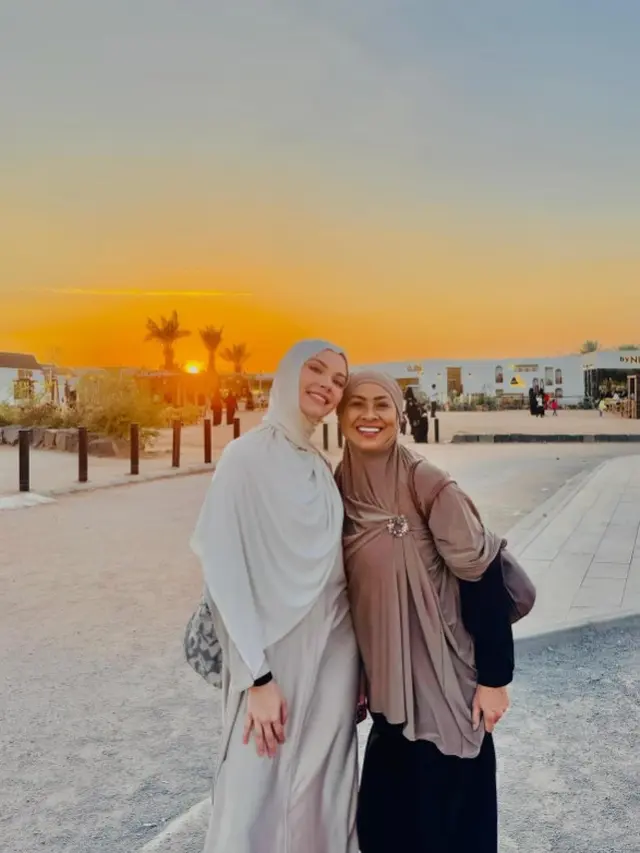 Inspirasi Model Gamis Risa Dewi, Ibunda Alyssa Daguise