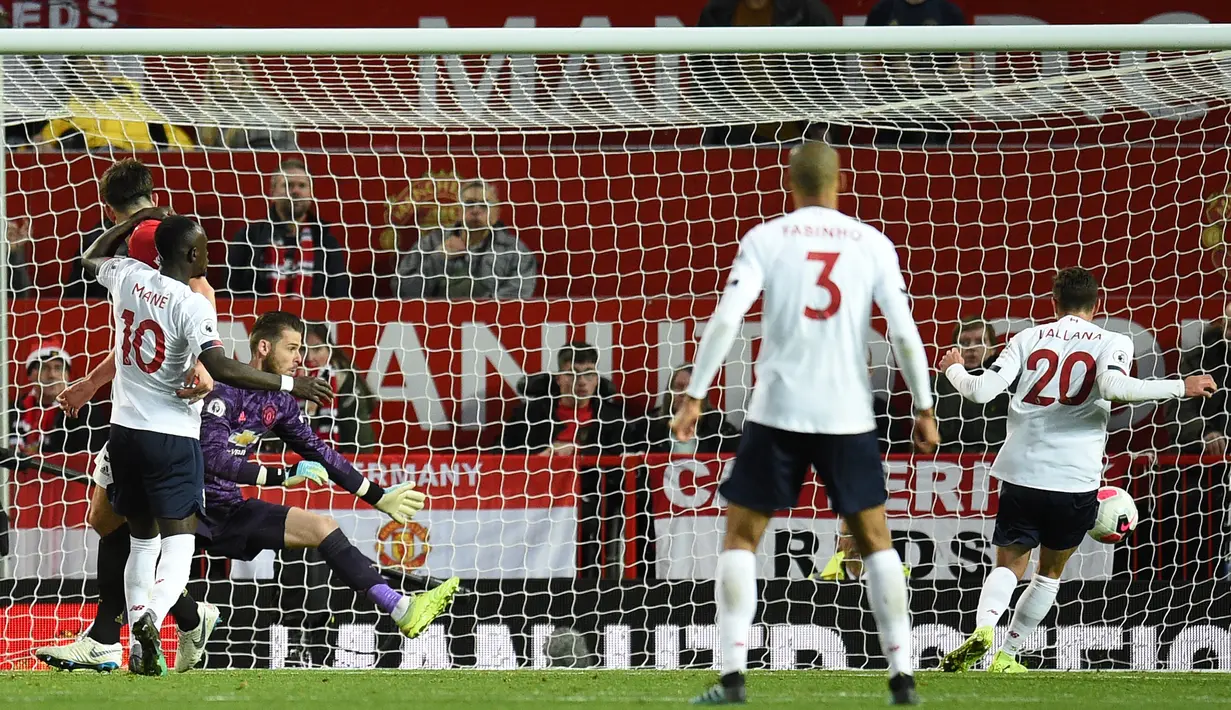 Gelandang Liverpool Adam Lallana (kanan) mencetak gol ke gawang Manchester United (MU) pada pertandingan Liga Inggris di Stadion Old Trafford, Manchester, Inggris, Minggu (20/10/2019). Gol Lallana menyelamatkan Liverpool dari kekalahan dengan hasil akhir 1-1. (Oli SCARFF/AFP)