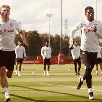 Pemain Manchester United, Rasmus Hojlund (kiri), dan Marcus Rashford, menjalani sesi latihan ringan dengan berlari di Carrington, Jumat (15/9/2023). (X/@ManUtd)