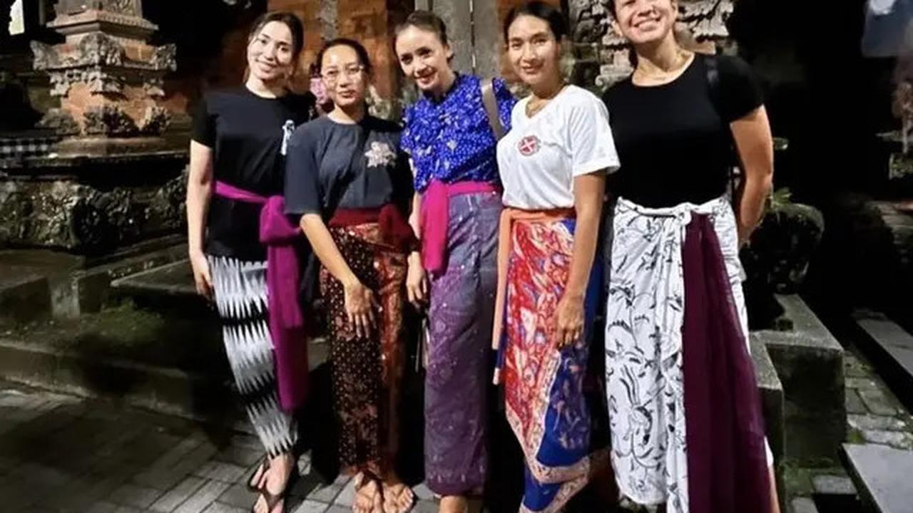 Dalam balutan kaos hitam, Puteri Indonesia 2022, Laksmi de Neefe, memukau dengan kombinasi kain hitam putih dan obi fuschia.&nbsp;
