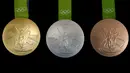 Sejumlah medali Olimpiade Rio 2016 terlihat di Casa da Moeda do Brasil (Brazilian Mint), Rio de Janeiro, Brasil, (28/6). Sekitar 5.130 medali akan diselesaikan dalam waktu dua hari. (REUTERS/Sergio Moraes)