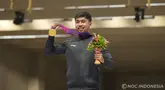 Dahaga medali emas cabang menembak di ajang Asian Games akhirnya terbayar pada Asian Games Hangzhou 2022 setelah Muhammad Sejahtera Dwi Putra merebutnya dari nomor perorangan 10 meter running target putra di Fuyang Yinhu Sports Centre, Hangzhou, China, Senin (25/9/2023). Medali emas tersebut seklaigus menjadi medali emas pertama Kontingen Indonesia pada Asian Games Hangzhou 2022. Selain medali emas, tim menembak putra yang terdiri dari Muhammad Sejahtera Dwi Putra beserta dua rekannya, Muhammad Badri Akbar dan Irfandi Julio juga mempersembahkan satu medali perunggu dari nomor 10 meter running target beregu putra. (NOC Indonesia)