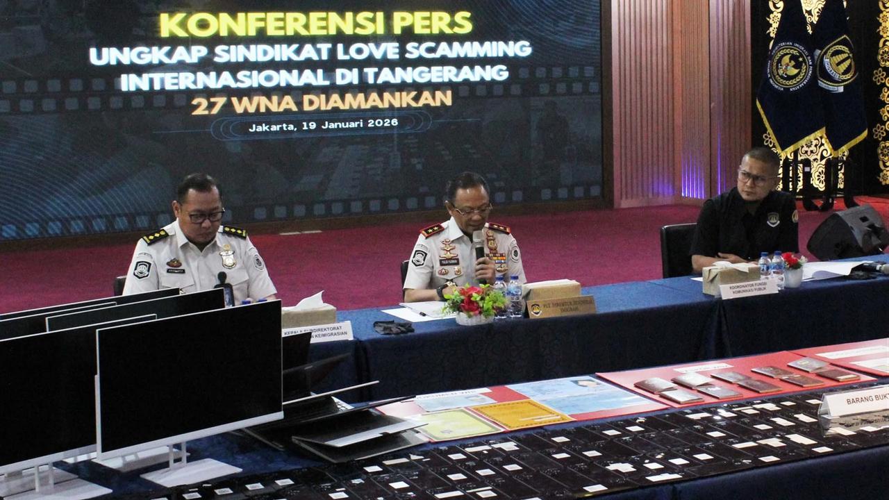 FOTO: Imigrasi Bongkar Sindikat Love Scamming Internasional Berbasis AI di Tangerang