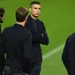 Striker Juventus, Cristiano Ronaldo bersama rekan-rekannya mengecek stadion Old Trafford, Manchester, Inggris (22/10). Ronaldo akan bertanding melawan bekas klub lamanya Manchester United pada grup H Liga Champions. (AFP Photo/Oli Scarff)