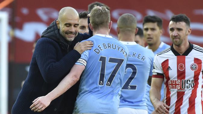 Pelatih Manchester City, Pep Guardiola, merayakan kemenangan timnya atas Sheffield United pada laga lanjutan Liga Inggris di Stadion Bramall Lane, Sabtu (31/10/2020) malam WIB. Manchester City menang 1-0 atas Sheffield. (AP Photo/Rui Vieira/Pool)