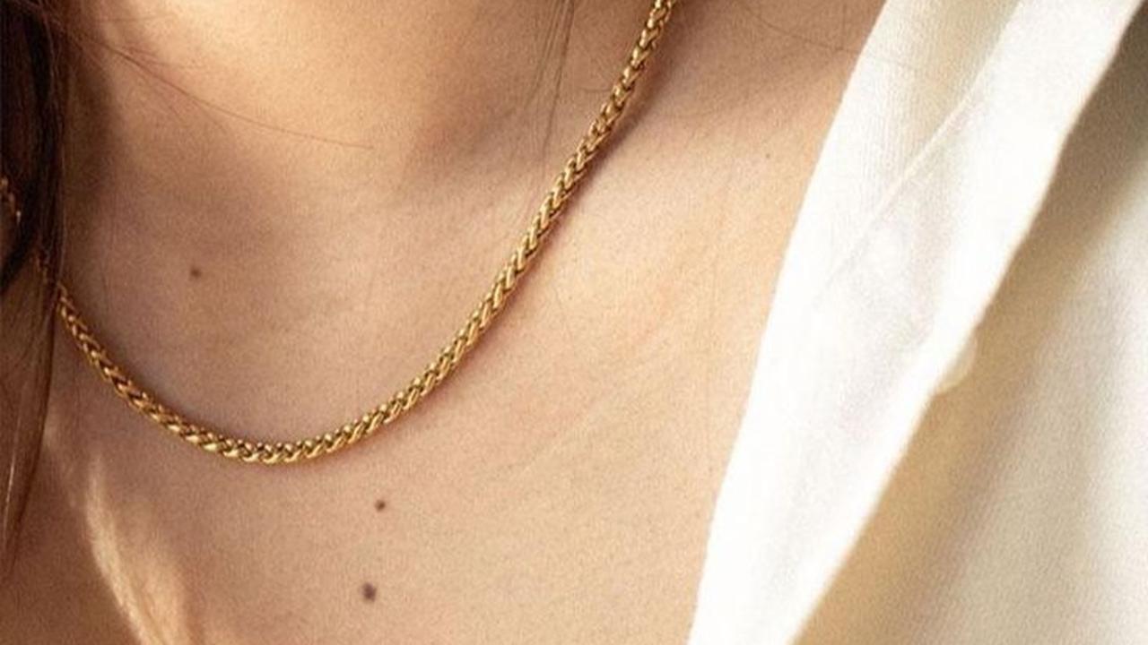 Ilustrasi Kalung Yellow Gold dengan Rantai Tipis (©Pinterest)