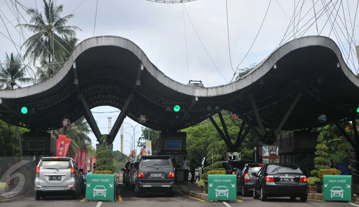 Sejumlah kendaraan roda empat tampak memasuki pintu utama Taman Impian Jaya Ancol, Jakarta, Kamis (31/12). Malam pergantian tahun nanti rencananya akan dimeriahkan pesta kembang api dan konser grupband Noah dan Wali. (Liputan6.com/Gempur M Surya)