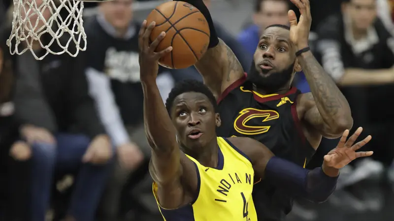 LeBron James berusaha mencegah Victor Oladipo mencetak poin pada gim kedua play-off NBA